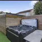 Modern 3 Bed - Sleeps 6 With Hot Tub