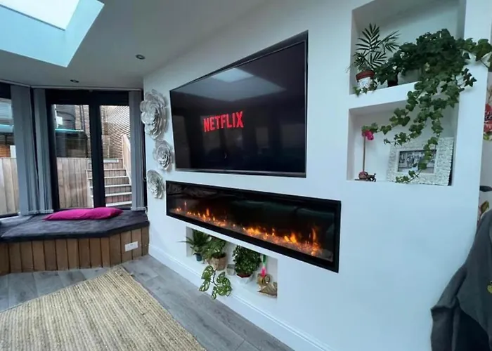 Modern 3 Bed - Sleeps 6 With Hot Tub