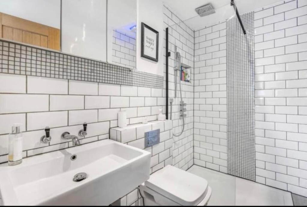 Modern 3 Bed - Sleeps 6 With Hot Tub Holiday home Bath